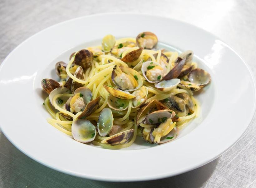 Spaghetti alle vongole, un classico piatto di mare italiano con prezzemolo fresco.